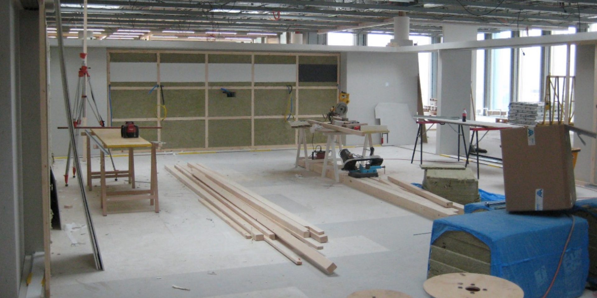 Schnelle und einfache Lösungen für den Deckeneinbau von Hängeelementen und Trockenbau-Schienen.