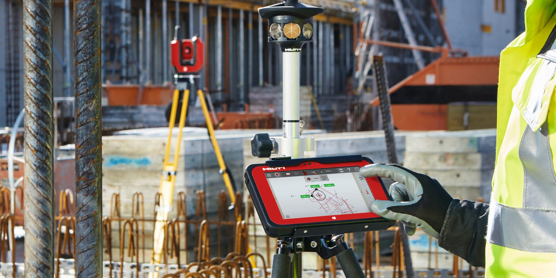Ein Arbeiter verwendet ein BIM-kompatibles Layout-Tool, um Gebäudeelemente auf einer Baustelle zu lokalisieren