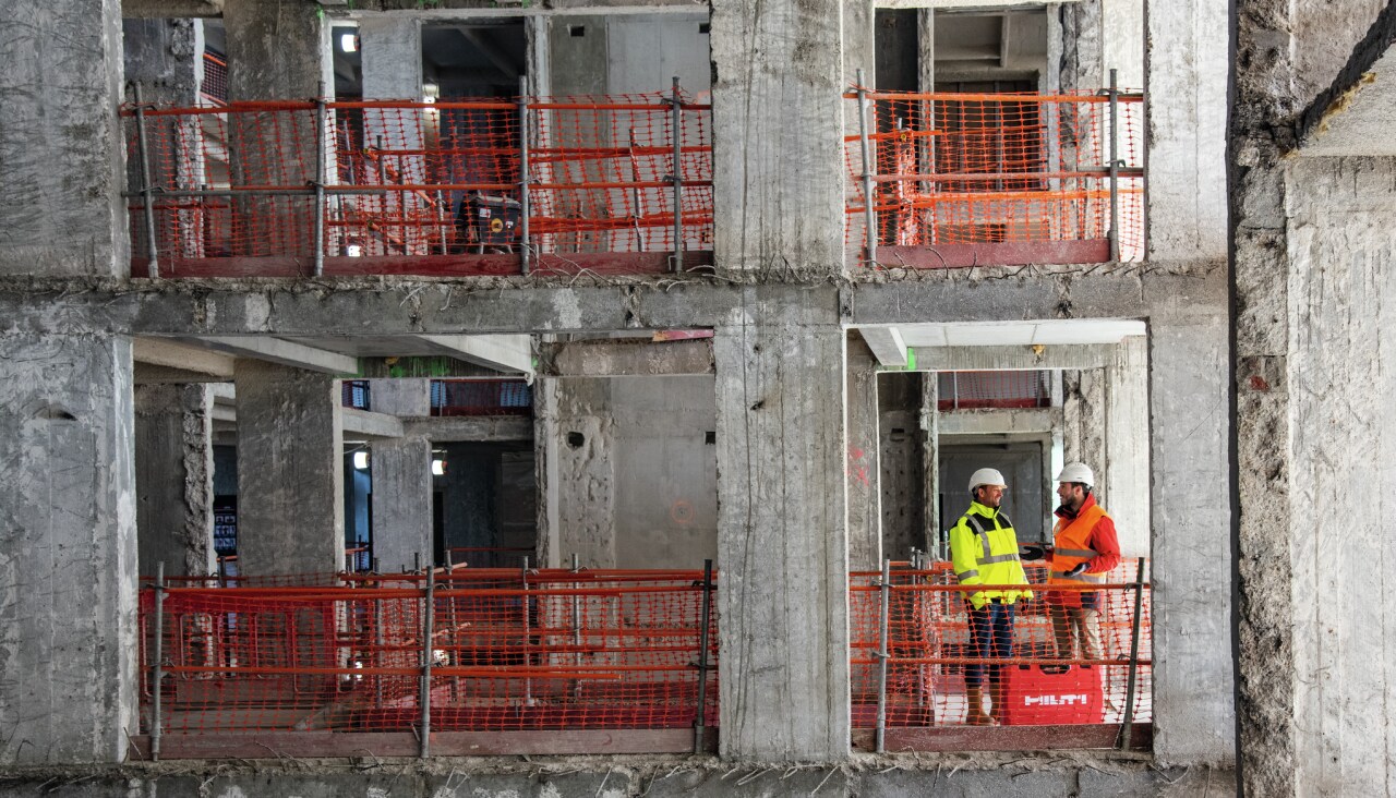Un field engineer HIlti che da consigli ad un appaltatore.