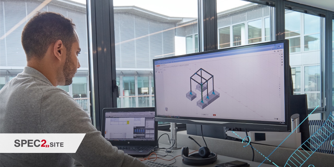 Un ingegnere utilizza un software di progettazione di piastre base