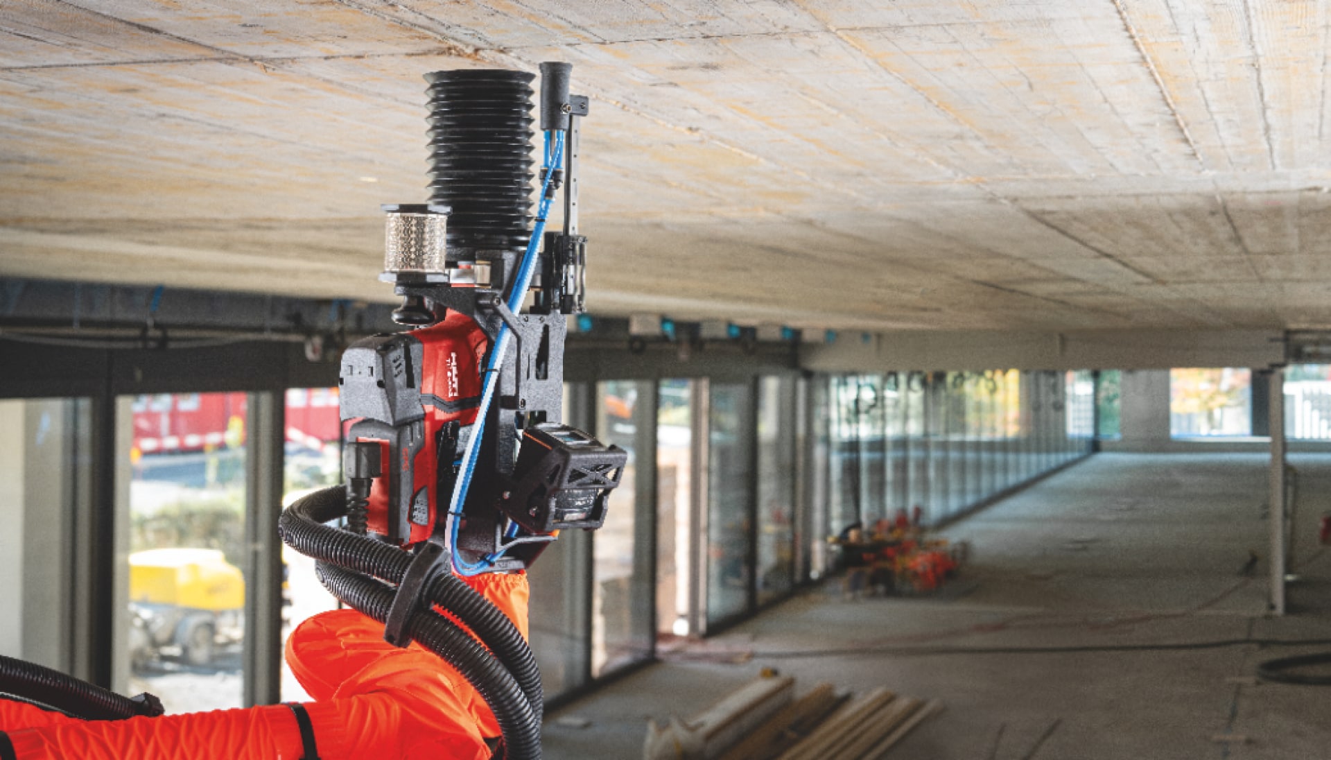 Soffitto in cemento e perforazione con robot in cantiere