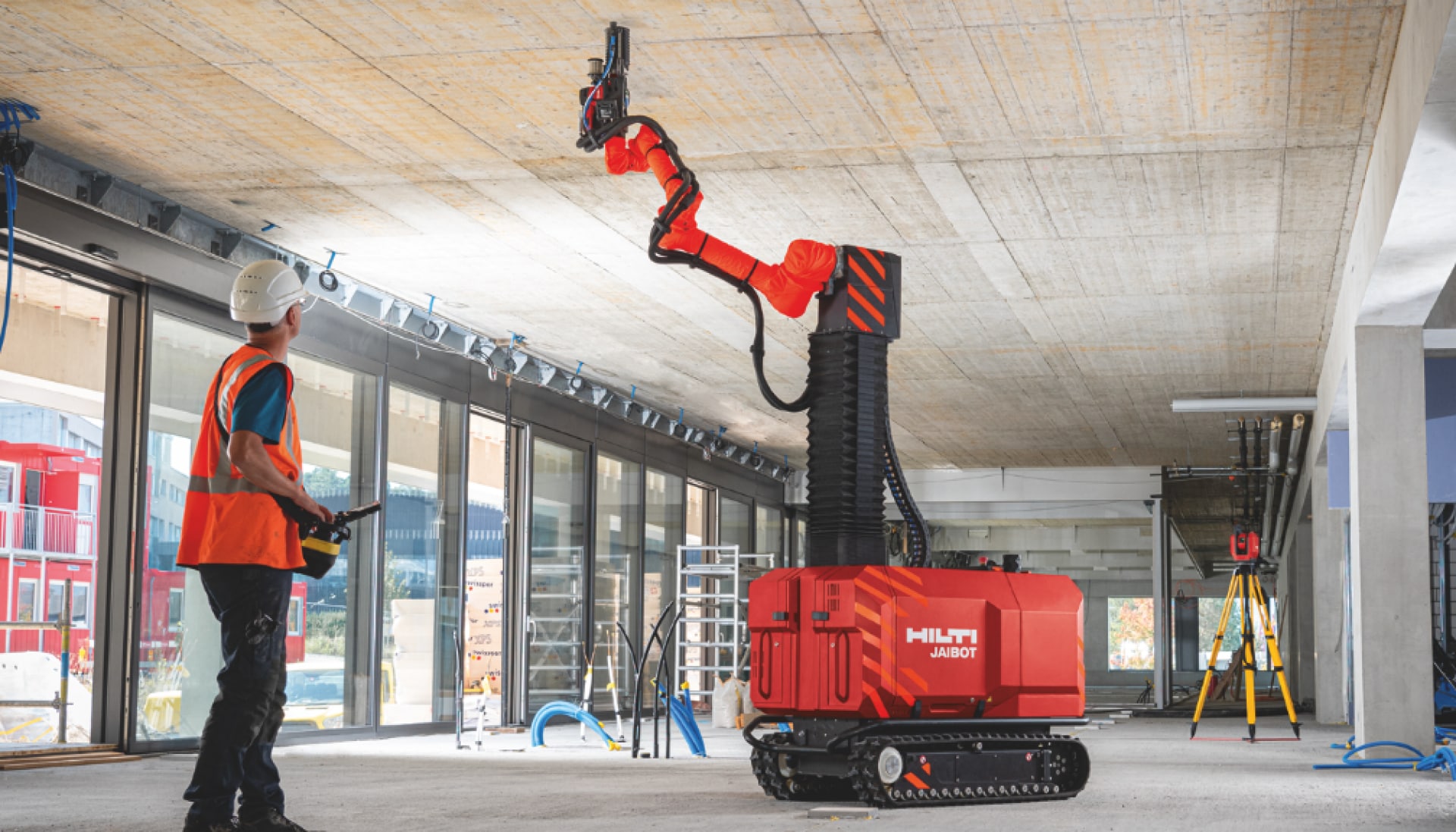 I lavoratori edili utilizzano in sicurezza il robot di perforazione del soffitto - Jaibot - in cantiere