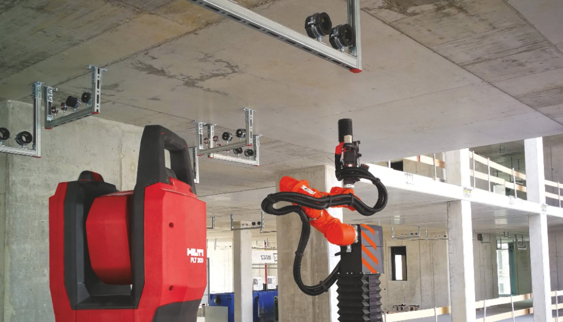 Sistema di installazione di servizi edili, stazione totale e robot per foratura sopratesta in un cantiere