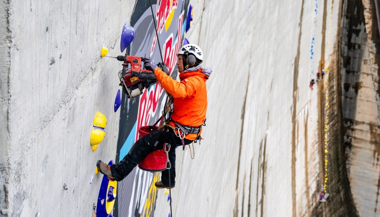 Immagine della tracciatura dei percorsi per il Red Bull Dual Ascent 2024 alla diga della Verzasca, Svizzera, utilizzando gli ancoraggi Hilti TE 60-22, SIW 4 AT-22 e HST-4.