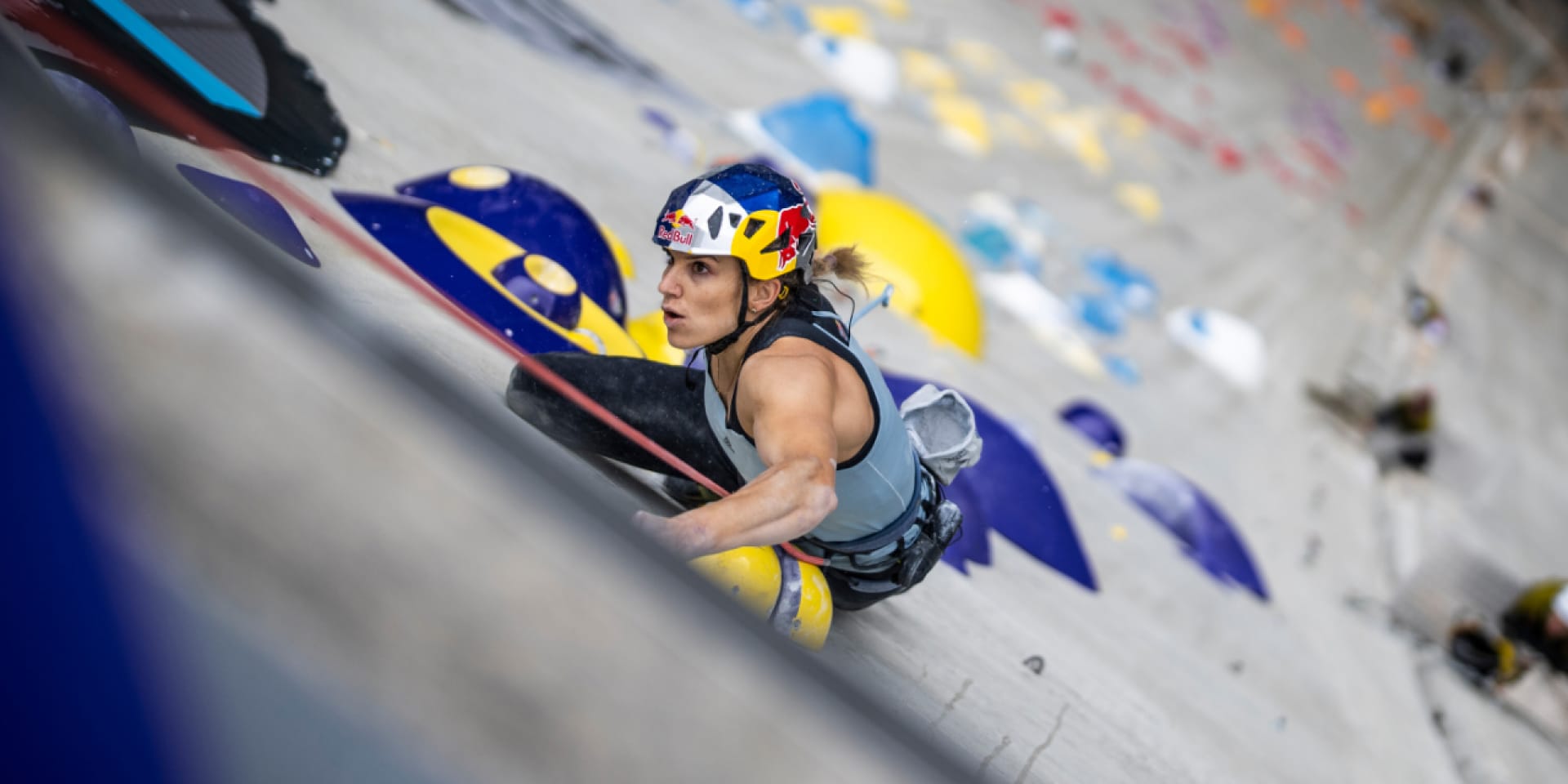 L'atleta Petra Klingler in una foto ravvicinata mentre scala la diga.