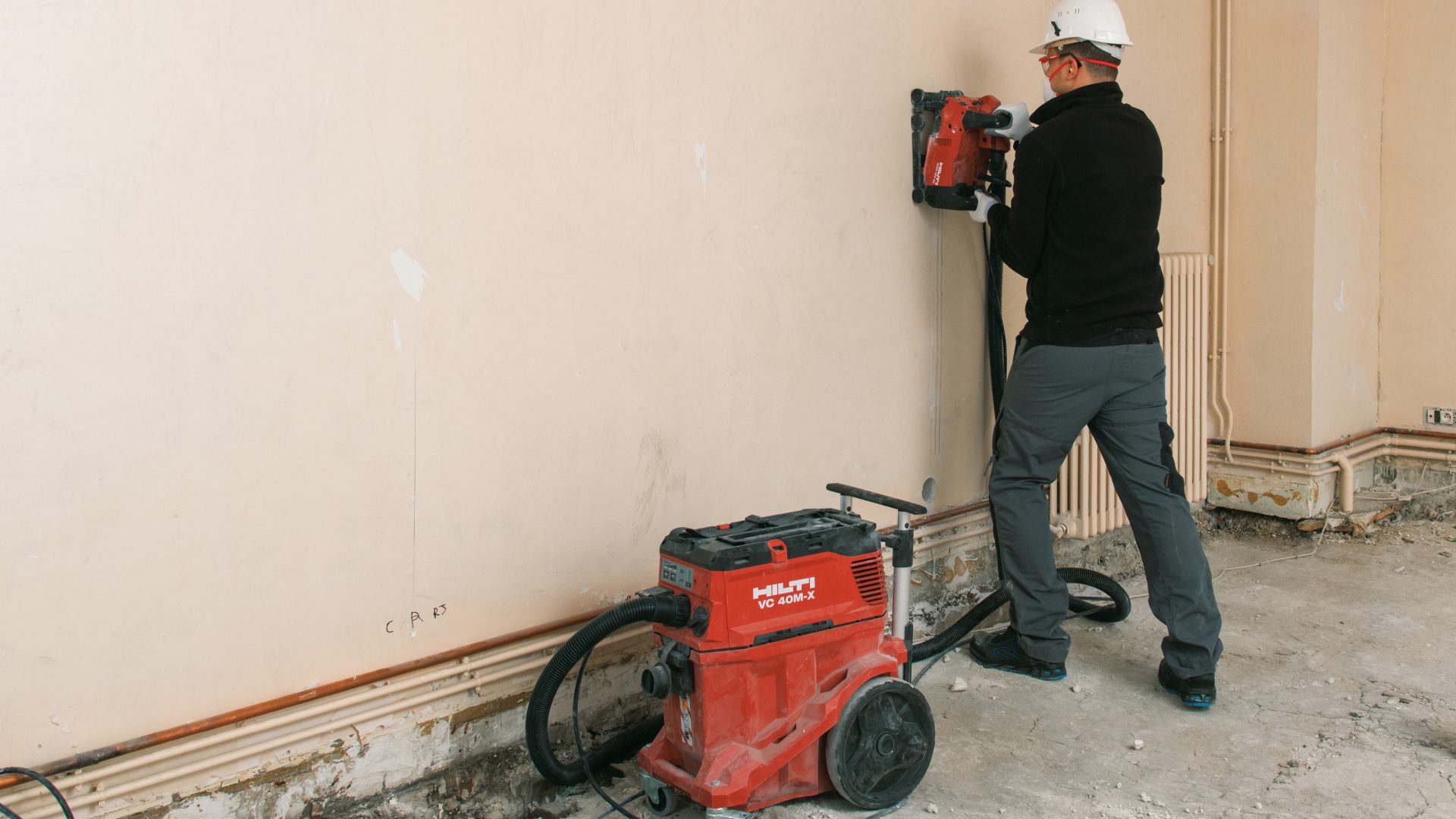 Rainurage mur avec la rainureuse DCH 150-SL reliée à l'aspirateur VC 40-X