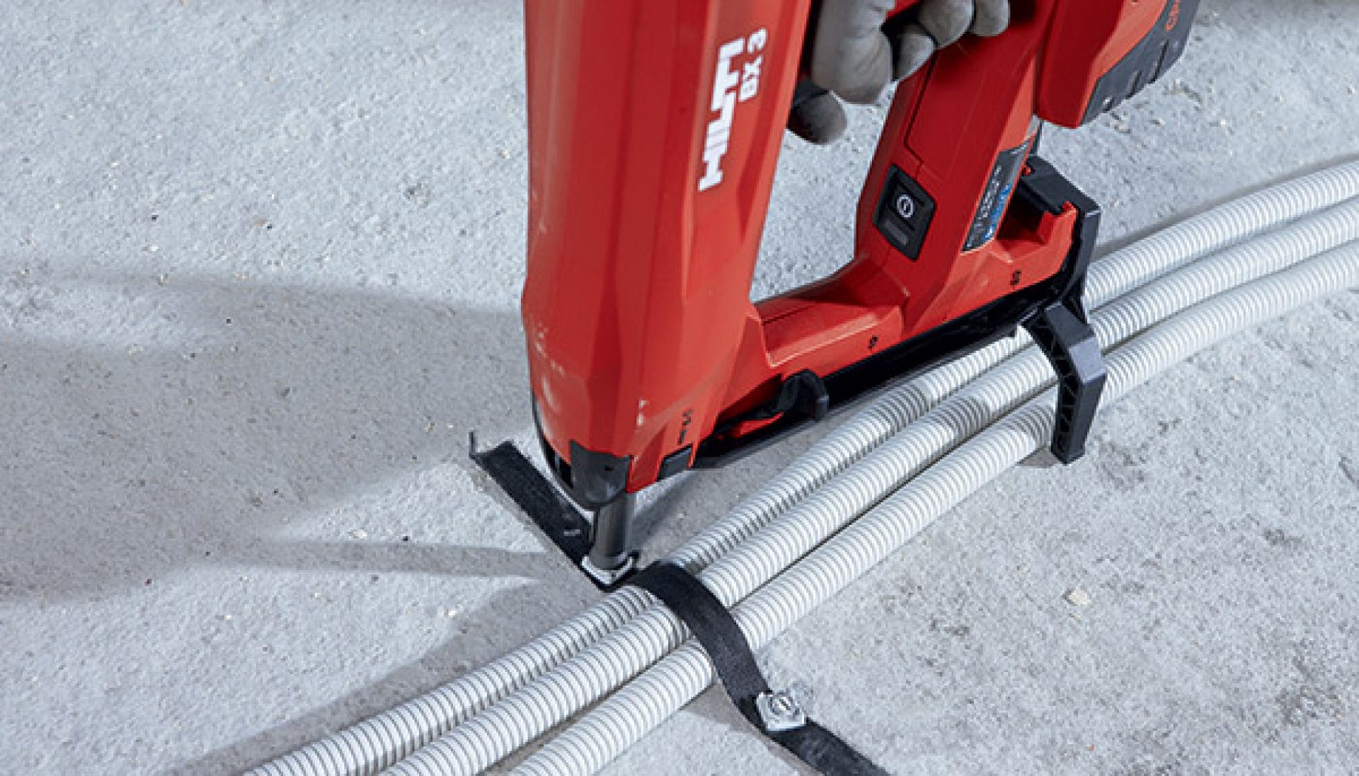 Fissaggio di condotto elettrico in cantiere con inchiodatrice a batteria BX 3