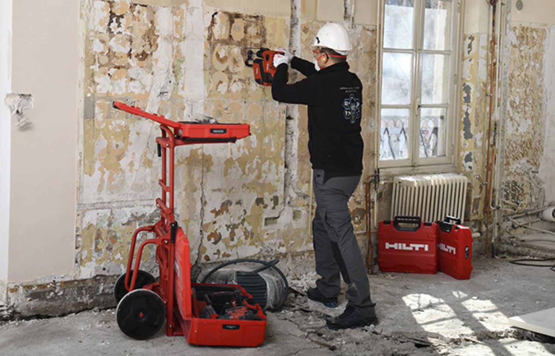 operaio in cantiere elettrico trapana un muro