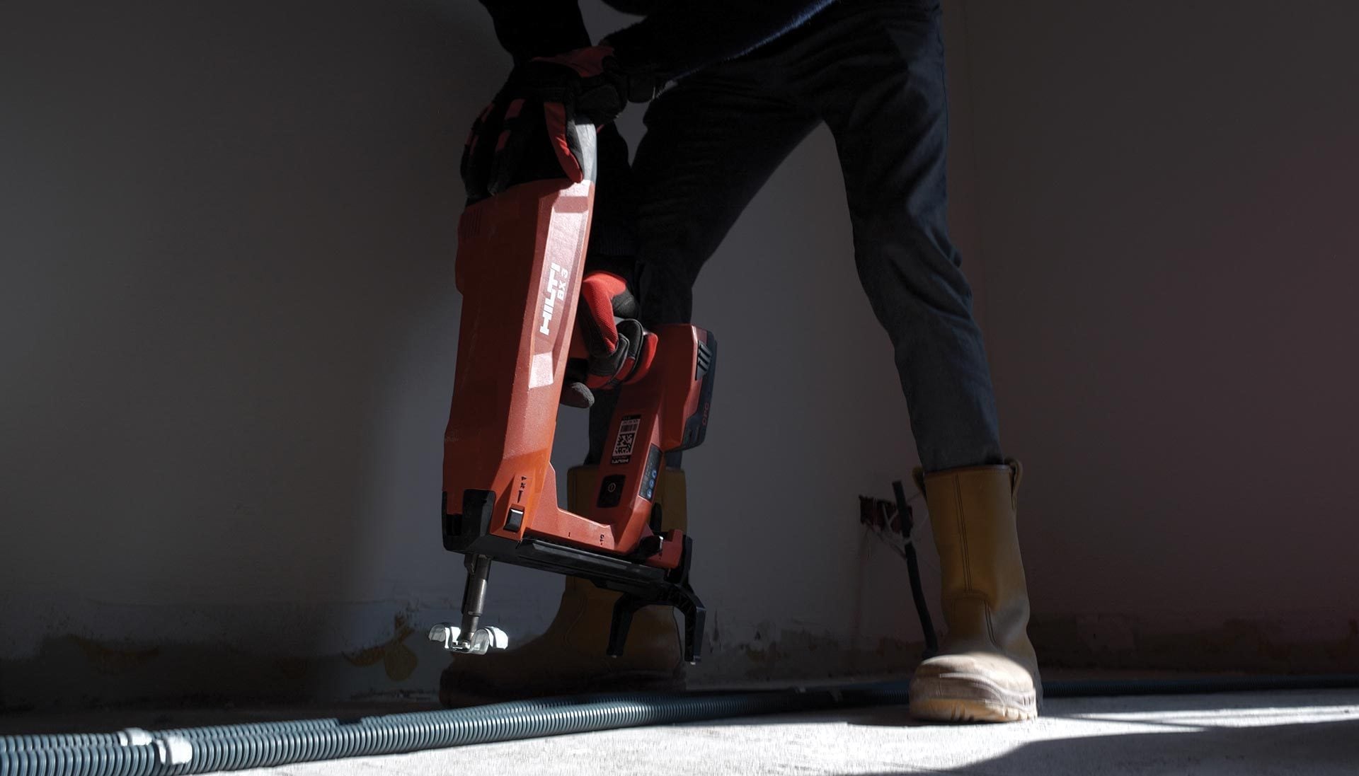 fixation de gaine électrique au sol avec un cloueur sans fil BX 3