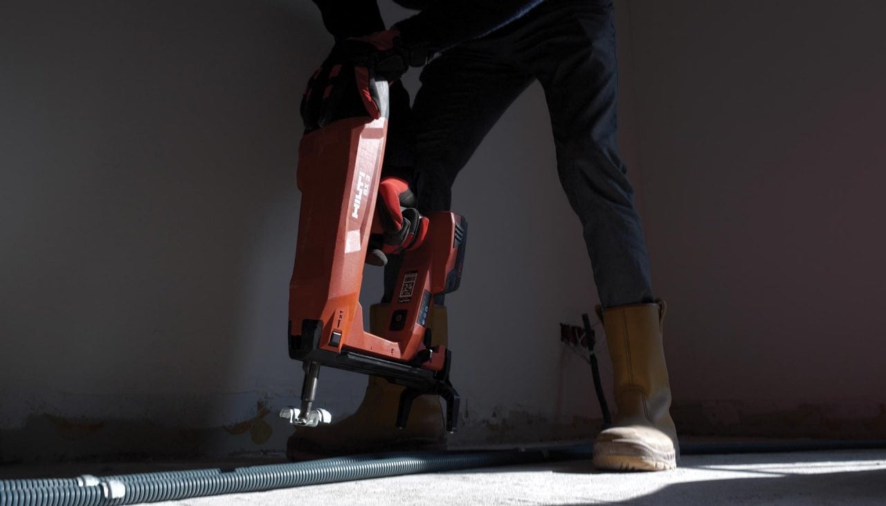 Fissaggio diretto di condotto elettrico in cantiere con inchiodatrice a batteria BX 3