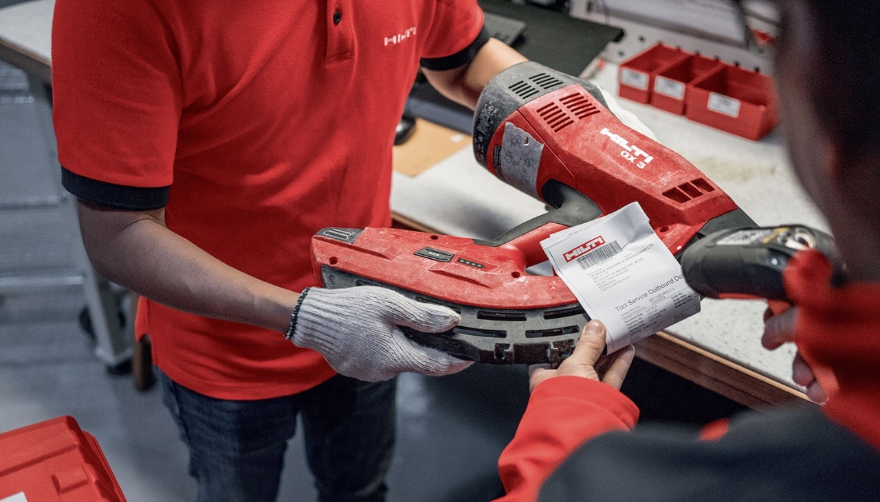 Ritiro di un attrezzo da riparare presso il centro servizi Hilti
