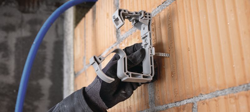 Portacavi X-ECH MX (02) Raccoglicavi in materiale plastico ottimizzato per i chiodi a nastro e compatibile con un'ampia gamma di metodi di fissaggio e materiali di base. Applicazioni 1