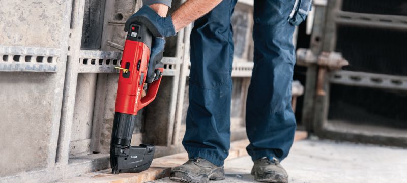 DX 5-MX Bolzensetzgerät Hohe Produktivität und Vielseitigkeit mit digitalfähigem, voll automatischem Bolzensetzgerät; für magazinierte Nägel Anwendungen 1