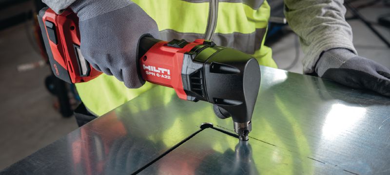 Akku-Nibbler SPN 6-A22 Wendiger und vielseitiger Akku-Nibbler für Freiformschnitte in nahezu allen Well- und Trapezblechen sowie in C-, L- und U-Profilen bis zu einer Stärke von 2,0 mm Anwendungen 1