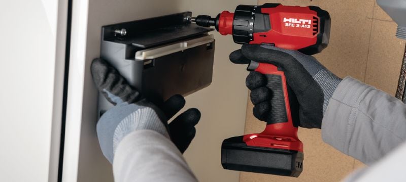 Trapano avvitatore multitesta SFE 2-A12 Trapano avvitatore sub-compatto a batteria multitesta da 12 V (offset, ad angolo retto, senza utensili da 13 mm e porta-inserti esagonale) per lavori d'installazione in spazi ristretti e in prossimità di angoli Applicazioni 1