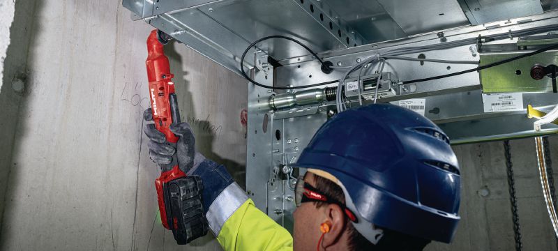 Avvitatore a impulsi ad angolo retto SIW 4R-22 3/8” Avvitatore a impulsi cordless, compatto e ad angolo retto per raggiungere le applicazioni di difficile accesso Applicazioni 1