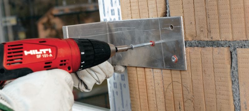 Tassello in plastica per telai HRD-C Tassello in plastica preassemblato per calcestruzzo e muratura, con vite (acciaio al carbonio, testa svasata) Applicazioni 1