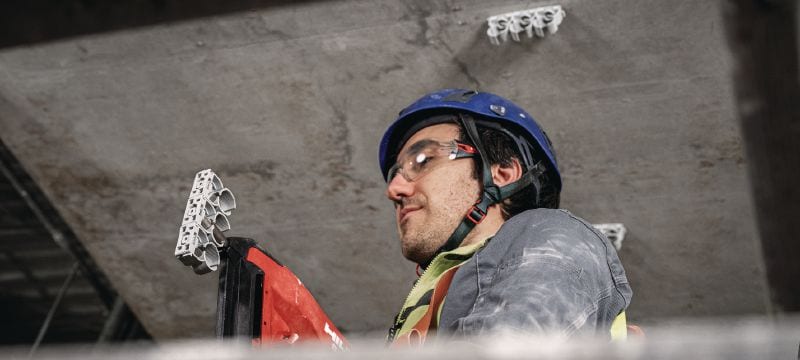 X-FC MX Multi clip Fascetta per tubi ottimizzata per chiodi a nastro e compatibile con un'ampia varietà di metodi di fissaggio, materiali di base e condotti di diverso diametro Applicazioni 1