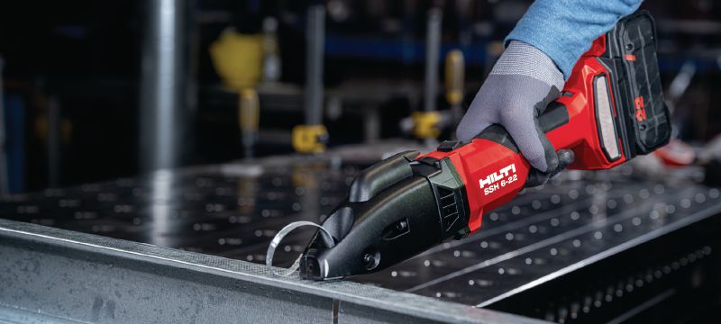 Cesoie cordless SSH 6-22 Cesoia cordless a doppia lama ad alta capacità per tagli rapidi di lamiere, profilati e condotti HVAC fino a 2,5 mm│12 gauge (piattaforma batteria Nuron) Applicazioni 1