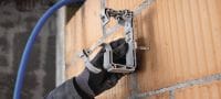 Portacavi X-ECH MX (02) Raccoglicavi in materiale plastico ottimizzato per i chiodi a nastro e compatibile con un'ampia gamma di metodi di fissaggio e materiali di base. Applicazioni 1