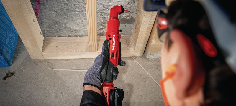 Avvitatore a impulsi ad angolo retto SID 4R-22 Avvitatore a impulsi cordless, compatto e ad angolo retto per raggiungere le applicazioni di difficile accesso Applicazioni 1