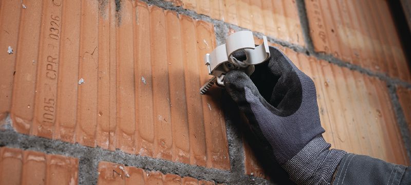 X-FC MX Multi clip Fascetta per tubi ottimizzata per chiodi a nastro e compatibile con un'ampia varietà di metodi di fissaggio, materiali di base e condotti di diverso diametro Applicazioni 1