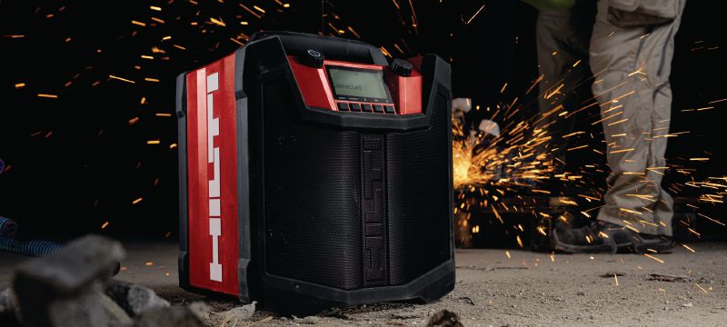 Radio da cantiere R 6-22 Radio da cantiere portatile a batteria con 22 ore max. di riproduzione per carica e maggiore durata per l'uso nei cantieri (piattaforma a batteria Nuron) Applicazioni 1