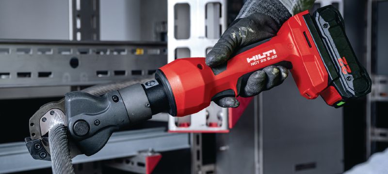 NCT 25 S-22 Tagliacavi cordless per ACSR e tiranti Tagliacavi idraulico cordless di tipo a forbice per cavi ACSR e tiranti (piattaforma con sistema a batteria Nuron) Applicazioni 1