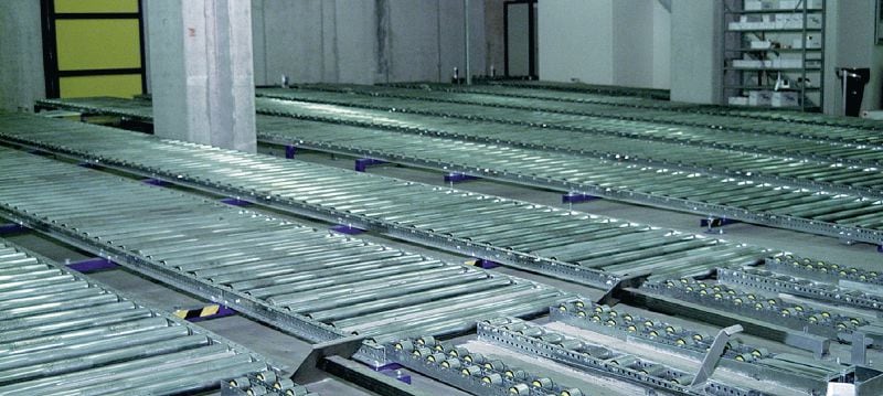 Tassello a battere metallico uso intensivo HSL4-SK Tassello a battere metallico ad alte prestazioni per carichi pesanti con certificazioni per fissaggi a filo (acciaio al carbonio, testa svasata) Applicazioni 1