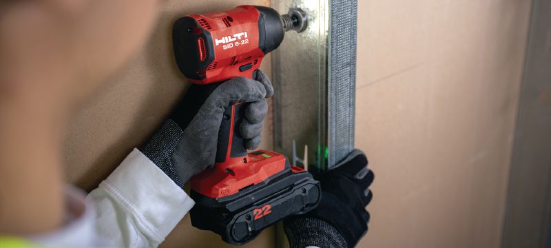 Avvitatore a impulsi a batteria SID 6-22 Avvitatore a impulsi a batteria cordless di grande potenza con motore brushless e precisa maneggevolezza per risparmiare tempo nei lavori di fissaggio ad alto volume (piattaforma a batteria Nuron) Applicazioni 1