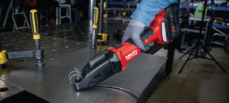 Cesoie cordless SSH 6-22 Cesoia cordless a doppia lama ad alta capacità per tagli rapidi di lamiere, profilati e condotti HVAC fino a 2,5 mm│12 gauge (piattaforma batteria Nuron) Applicazioni 1