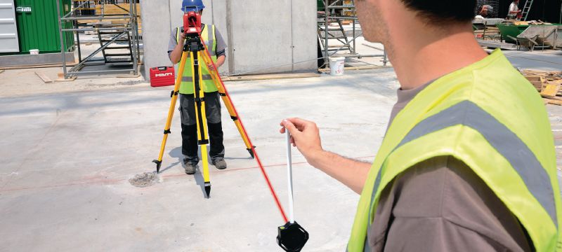 Stazione totale meccanica POS 15 Stazione totale da cantiere precisa comandabile da due operatori con un'accuratezza di misurazione angolare di 5. Applicazioni 1